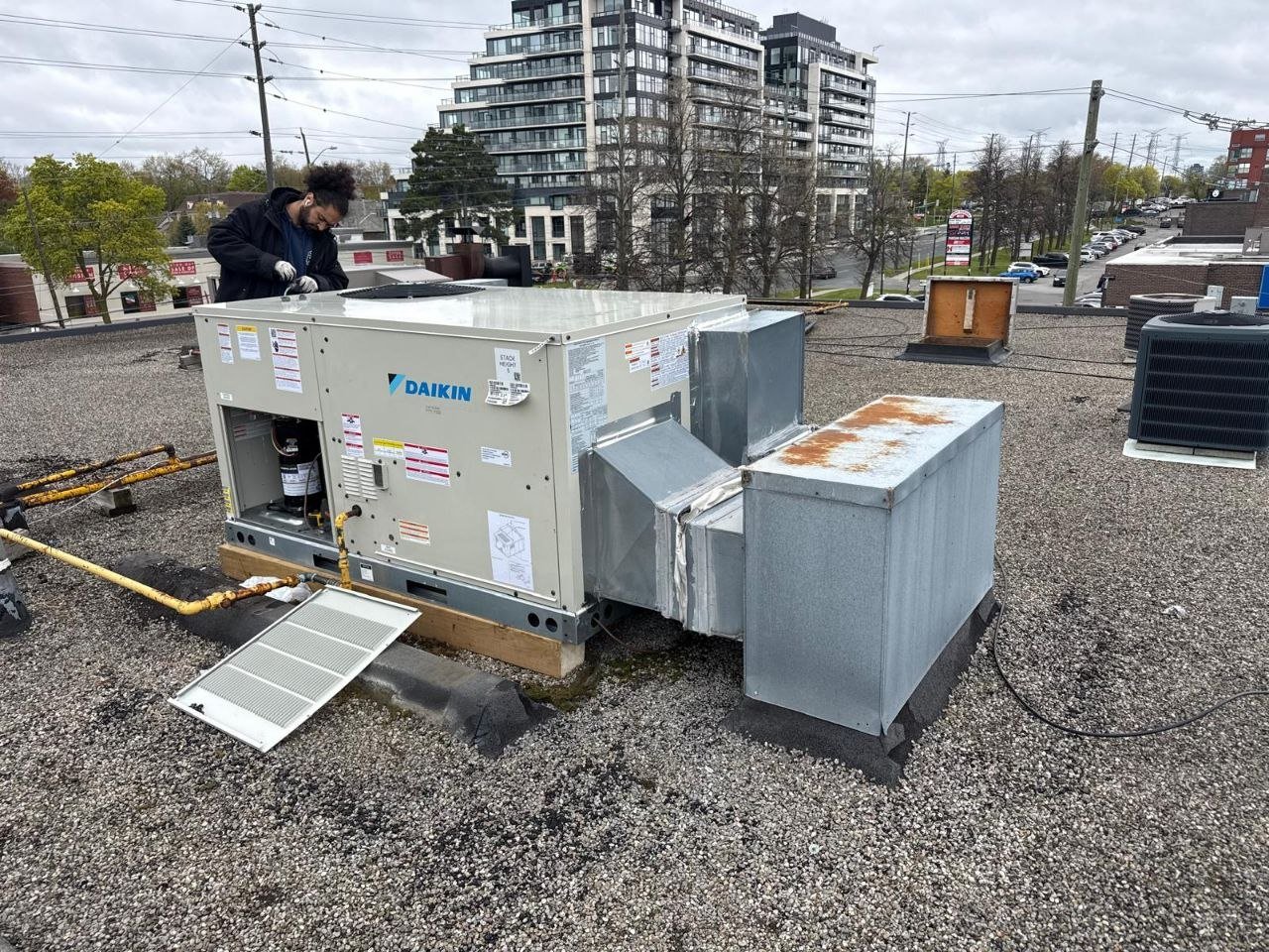 Commercial rooftop HVAC units installation Toronto plaza